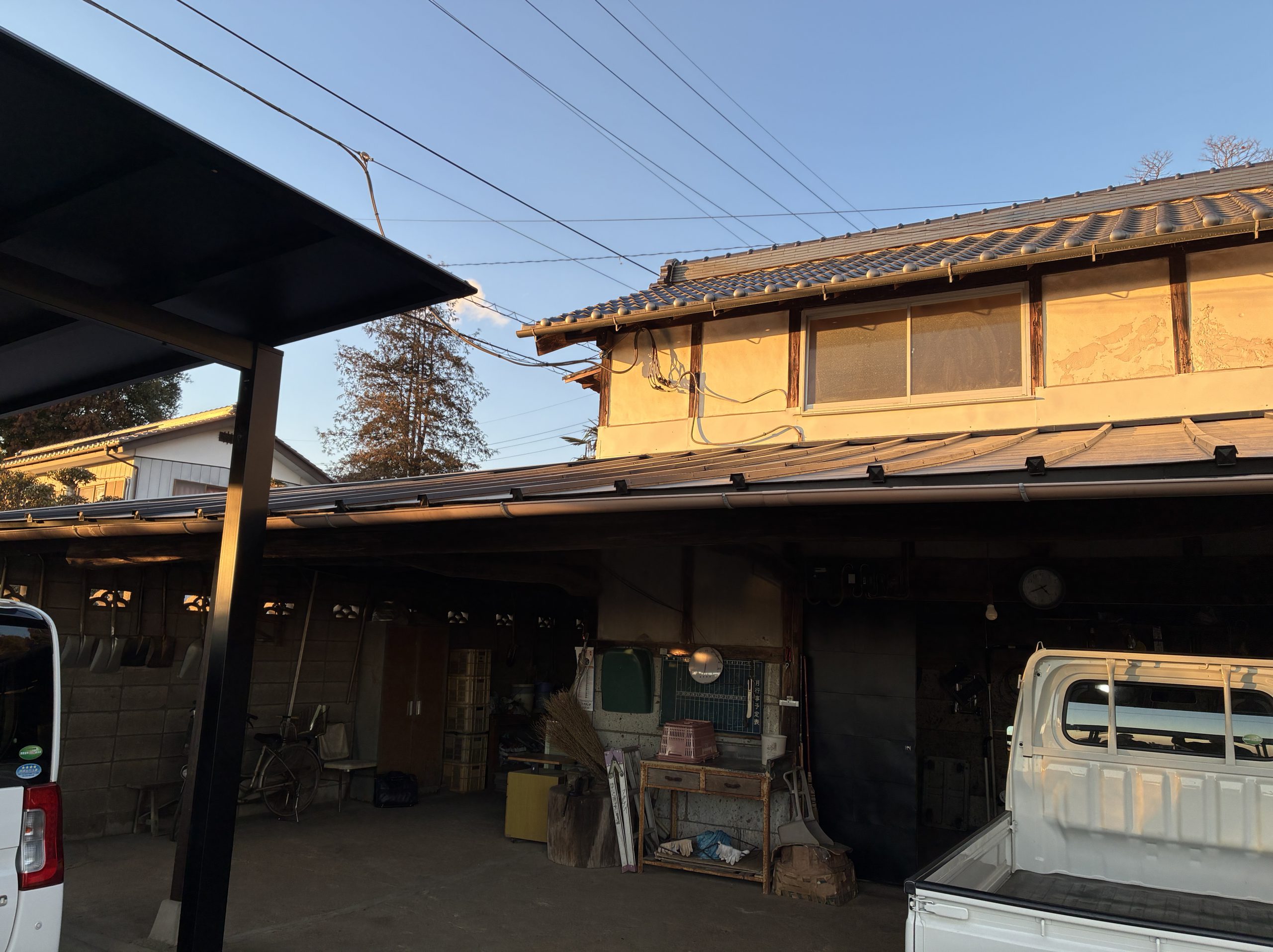 施工前のあまや外壁の状態（別角度）